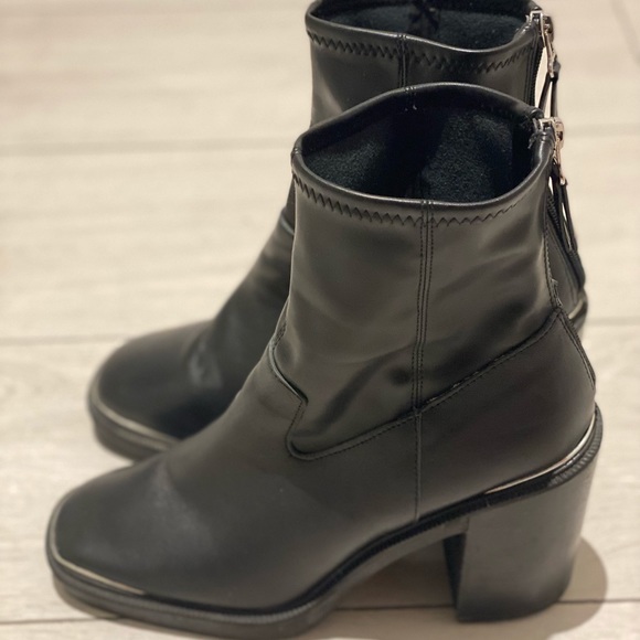 Beautiful zip up boots - Picture 3 of 3